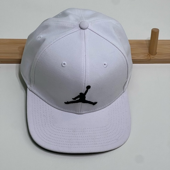 Men’s Jordan White and Black Cap new without tags no flaws - Picture 1 of 5